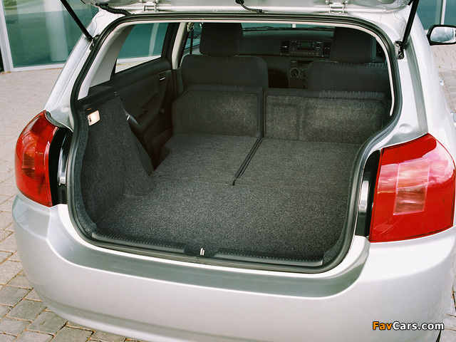 Images of Toyota Corolla 5-door UK-spec 2001–04 (640 x 480)