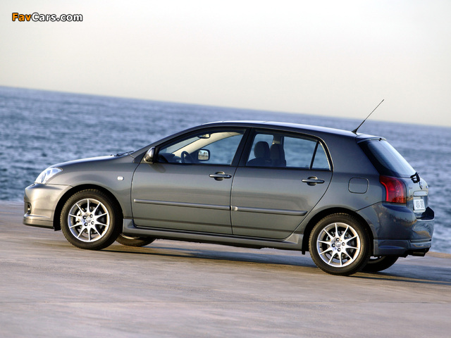 Images of Toyota Corolla T-Sport 5-door 2004–07 (640 x 480)