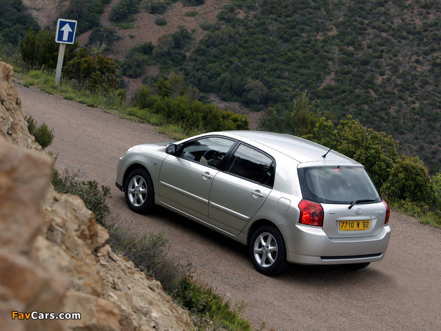 Images of Toyota Corolla 5-door 2004–07 (640 x 480)