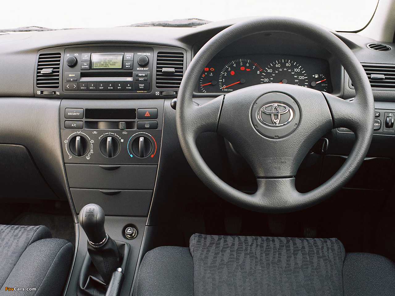 Photos of Toyota Corolla 5-door UK-spec 2001–04 (1280 x 960)