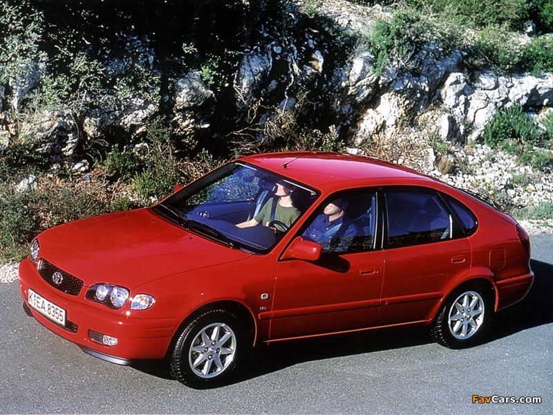 Pictures of Toyota Corolla 5-door 1999–2001 (800 x 600)
