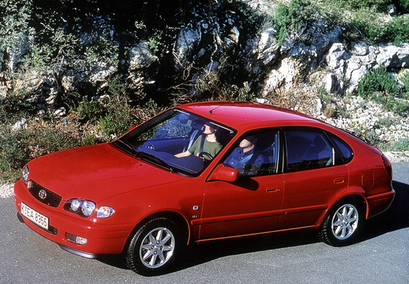 Pictures of Toyota Corolla 5-door 1999–2001