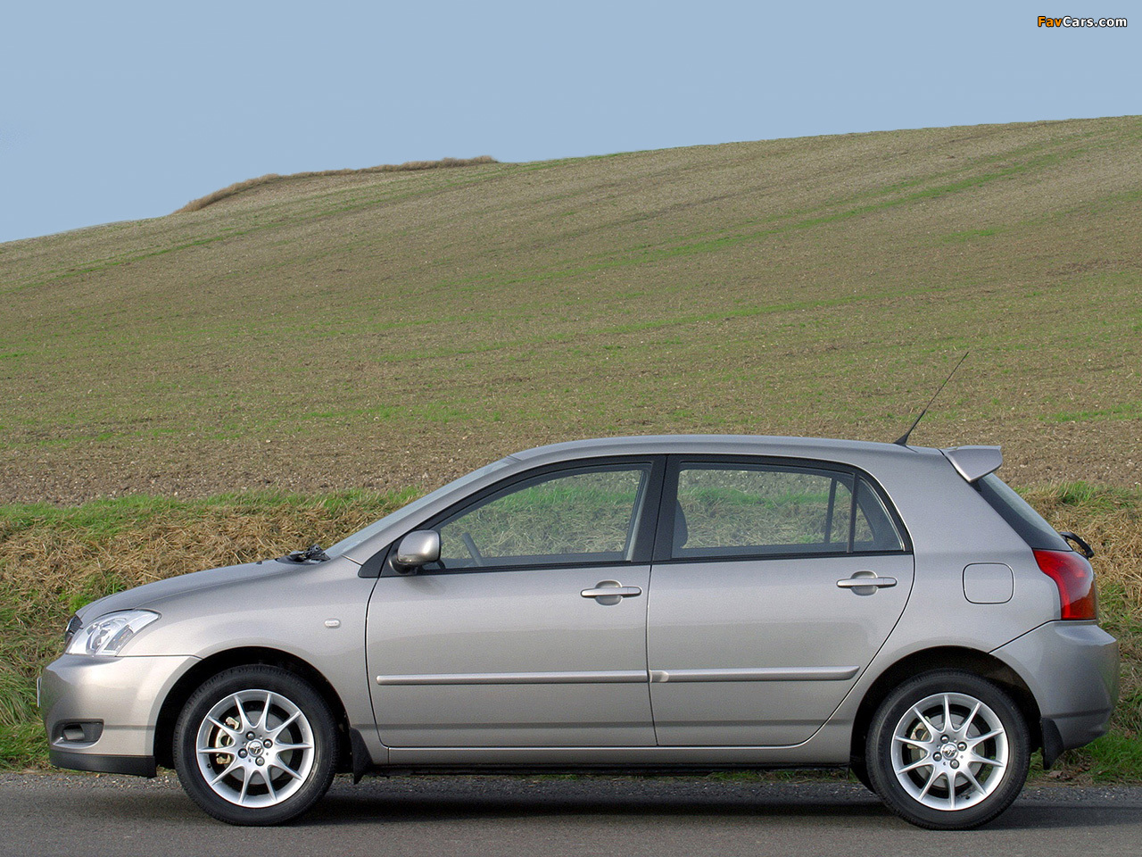 Pictures of Toyota Corolla T-Sport 5-door UK-spec 2001–04 (1280 x 960)