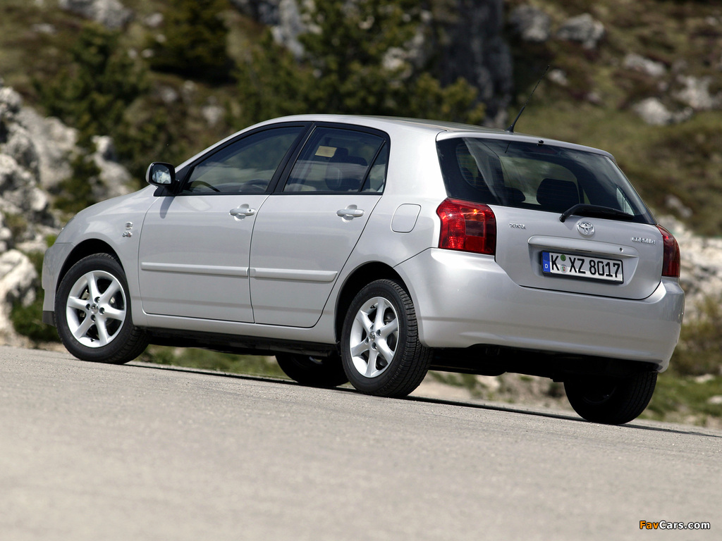 Toyota Corolla 5-door 2001–04 images (1024 x 768)