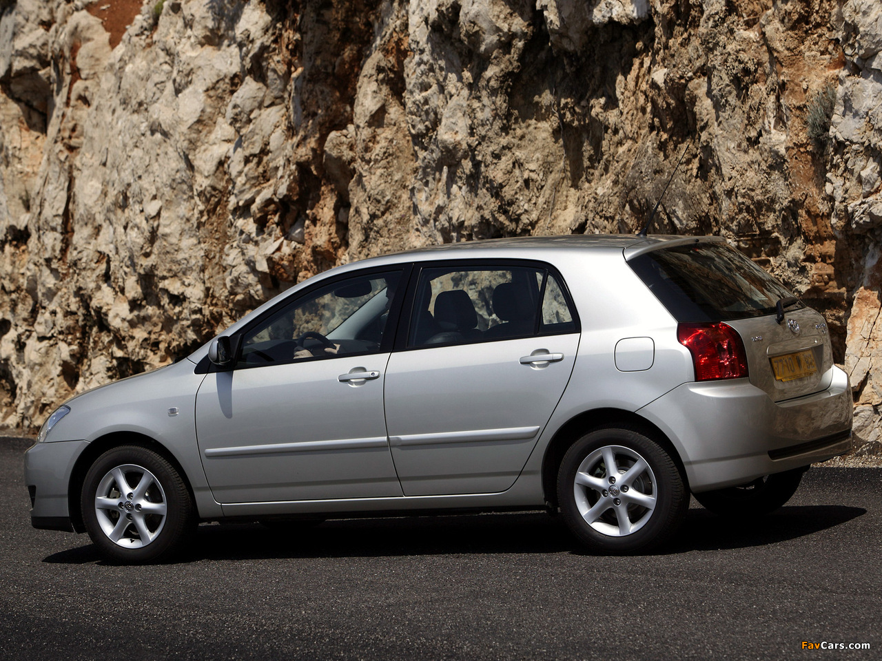 Toyota Corolla 5-door 2004–07 photos (1280 x 960)