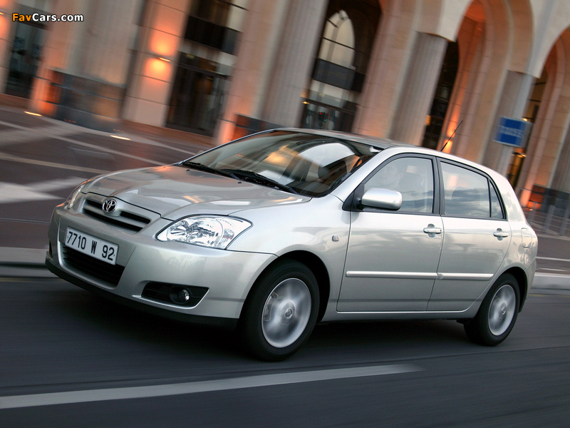 Toyota Corolla 5-door 2004–07 wallpapers (800 x 600)