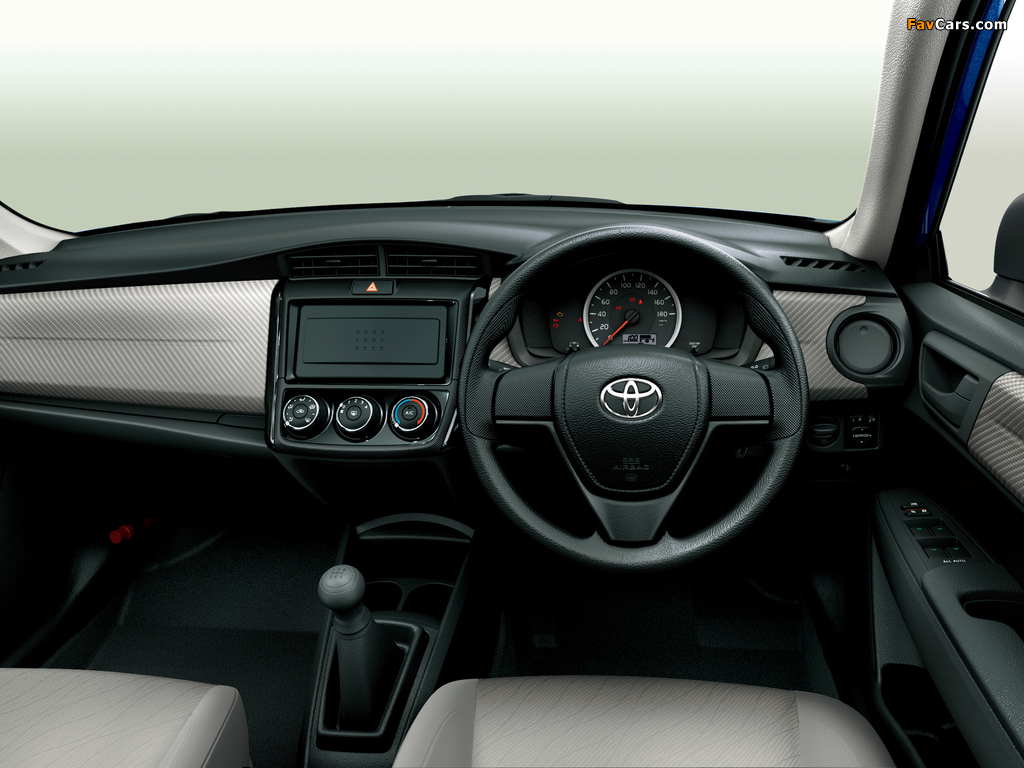 Toyota Corolla Axio 1.5 X 2012 wallpapers (1024 x 768)