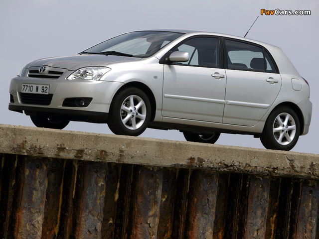 Toyota Corolla 5-door 2004–07 wallpapers (640 x 480)