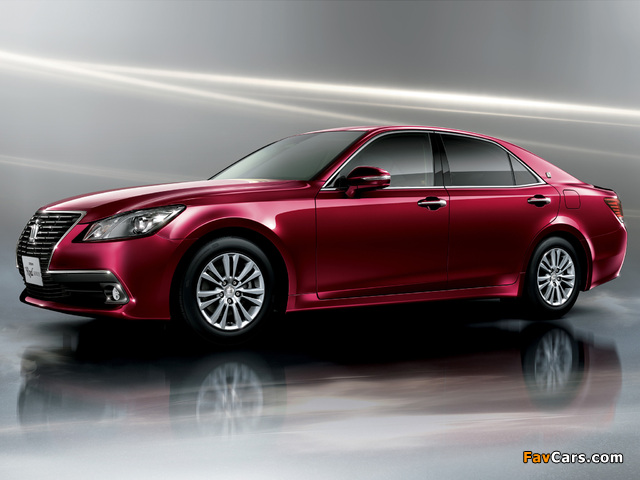 Photos of Toyota Crown Royal Saloon (S210) 2012 (640 x 480)