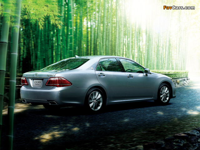 Toyota Crown Royal Saloon (S200) 2010 wallpapers (640 x 480)
