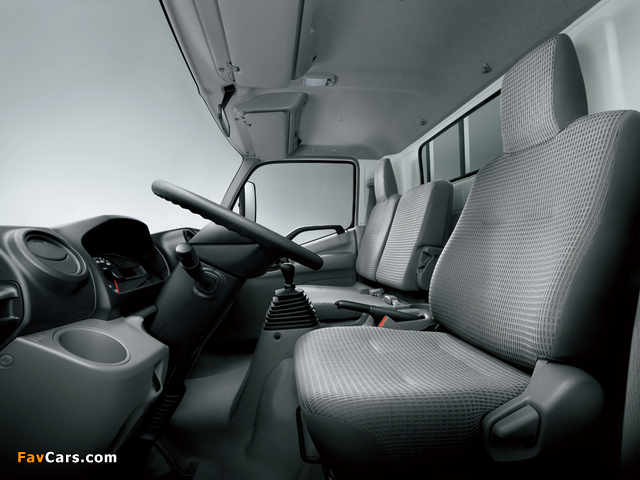 Images of Toyota Dyna 200 2011 (640 x 480)