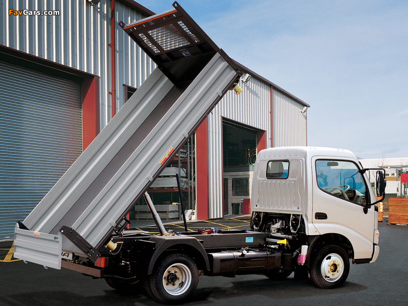 Photos of Toyota Dyna 300 Tipper UK-spec 1999–2002 (800 x 600)