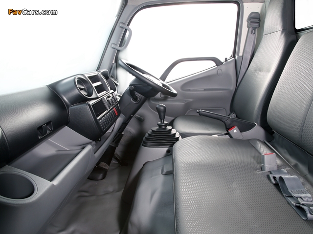 Toyota Dyna Chassis Cab ZA-spec 2017 wallpapers (640 x 480)