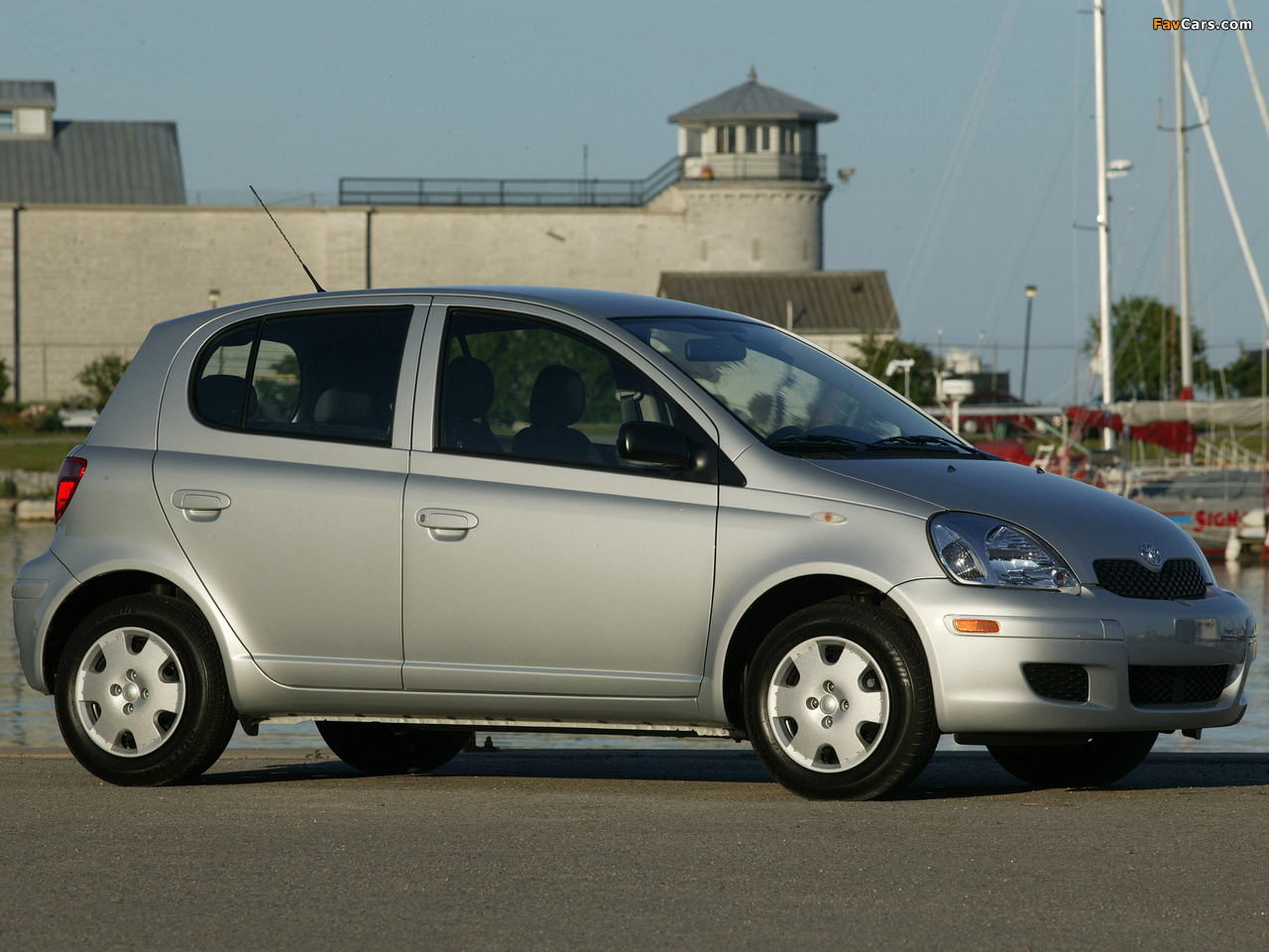 Photos of Toyota Echo 5-door 2003–05 (1280 x 960)