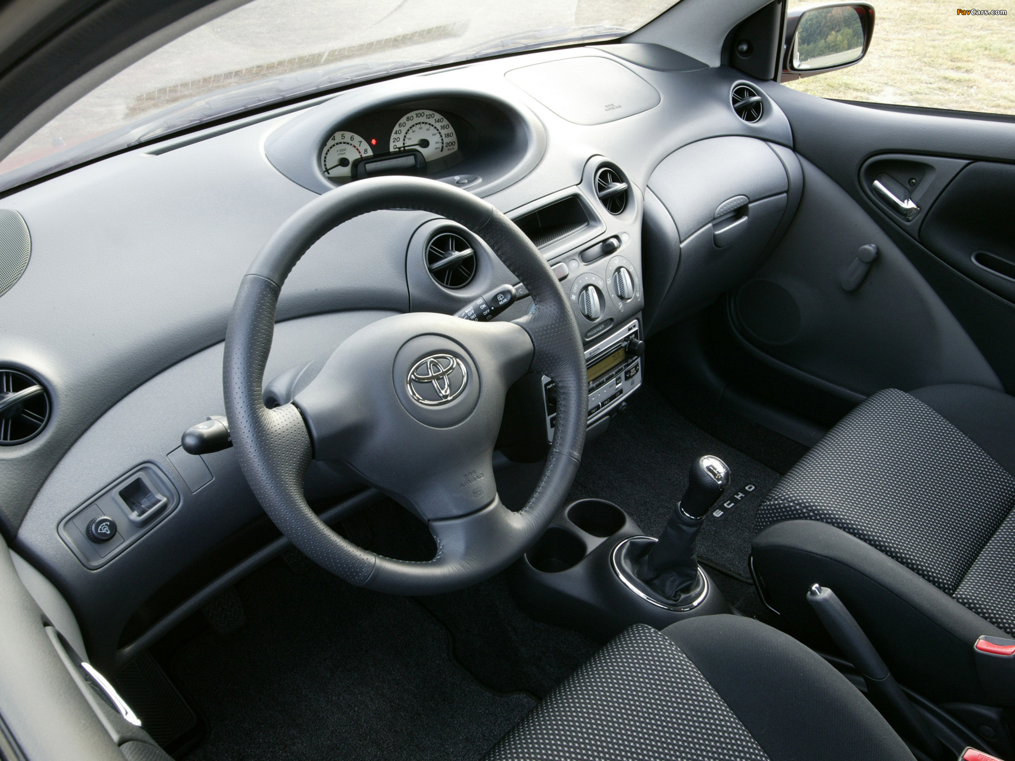 Toyota Echo RS 5-door 2003–05 wallpapers (2048 x 1536)