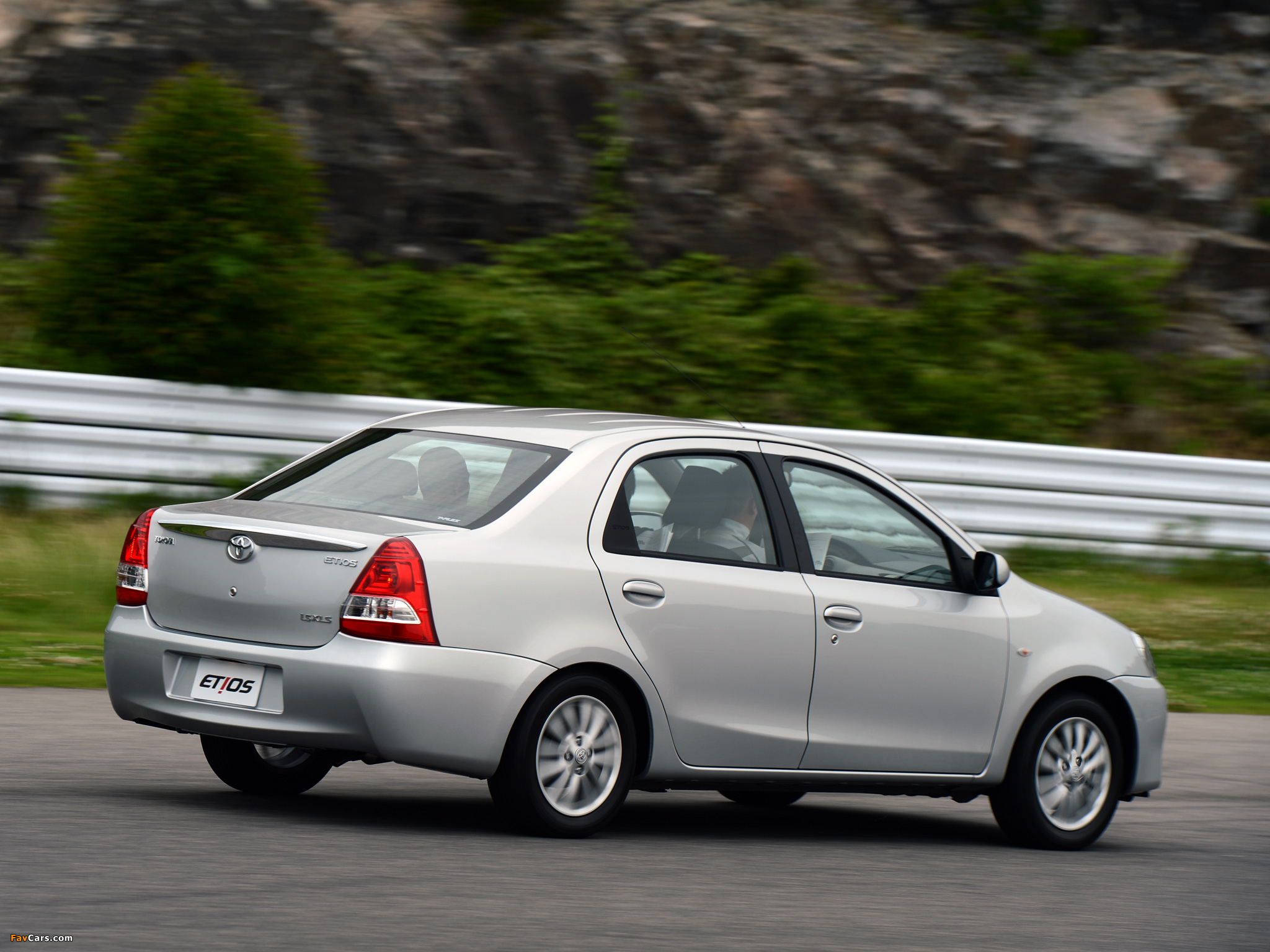 Toyota Etios Sedan BR-spec 2012 images (2048 x 1536)