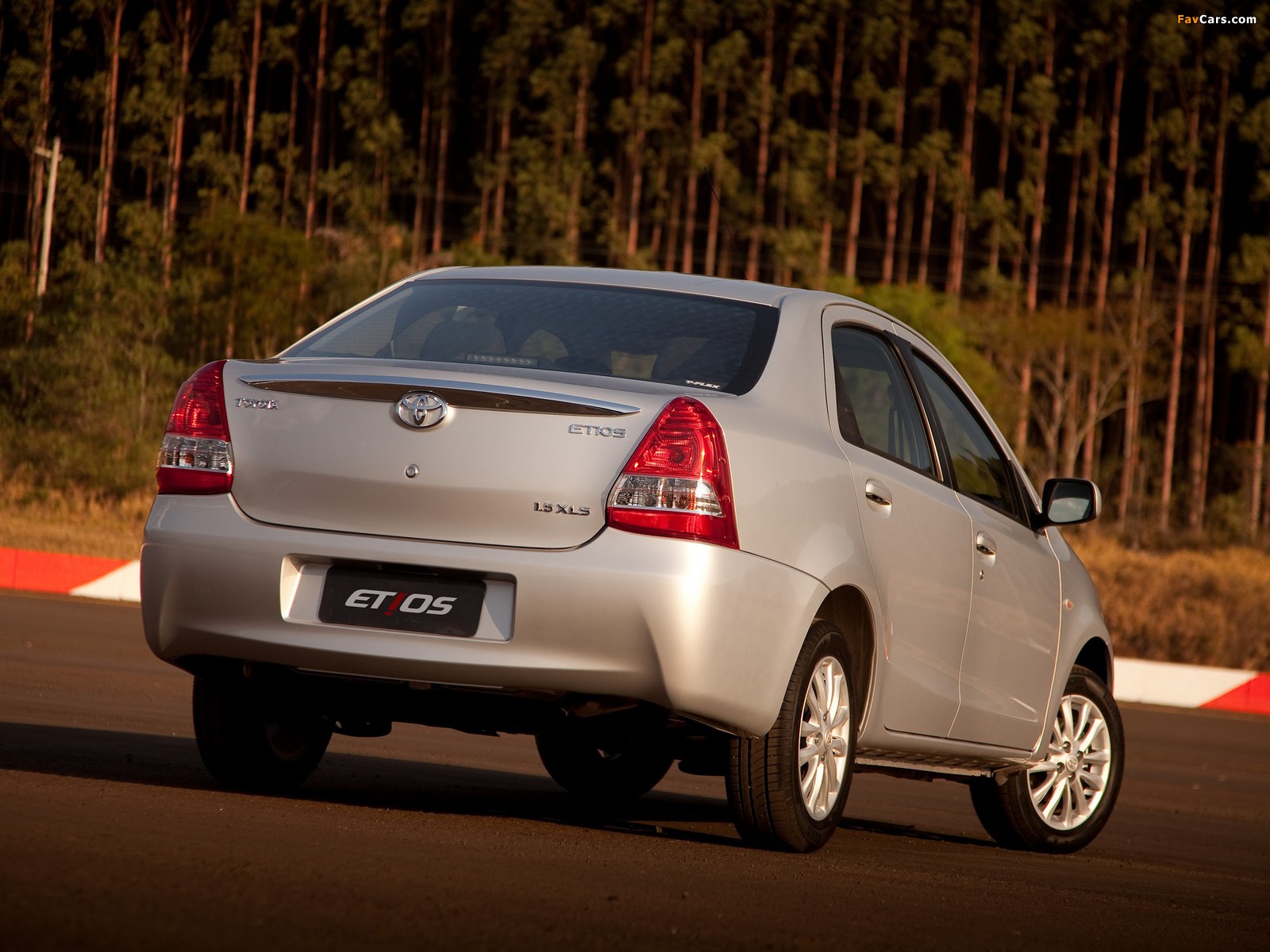 Toyota Etios Sedan BR-spec 2012 images (1600 x 1200)
