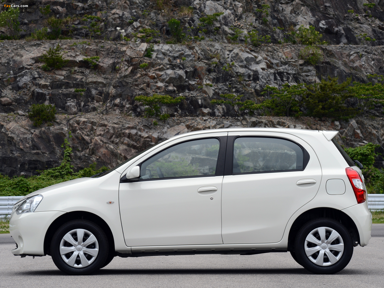 Toyota Etios Hatchback BR-spec 2012 pictures (1600 x 1200)