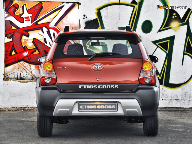 Toyota Etios Cross ZA-spec 2014 wallpapers (640 x 480)