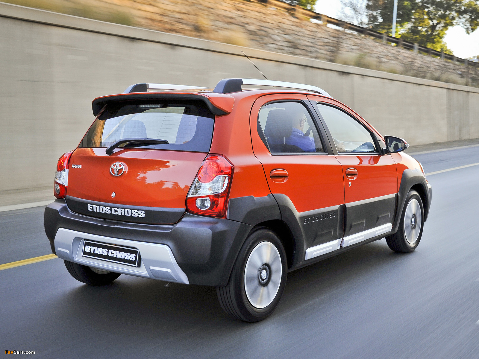 Toyota Etios Cross ZA-spec 2014 wallpapers (1600 x 1200)