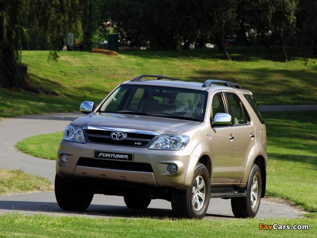 Images of Toyota Fortuner V6 ZA-spec 2005–08 (640 x 480)