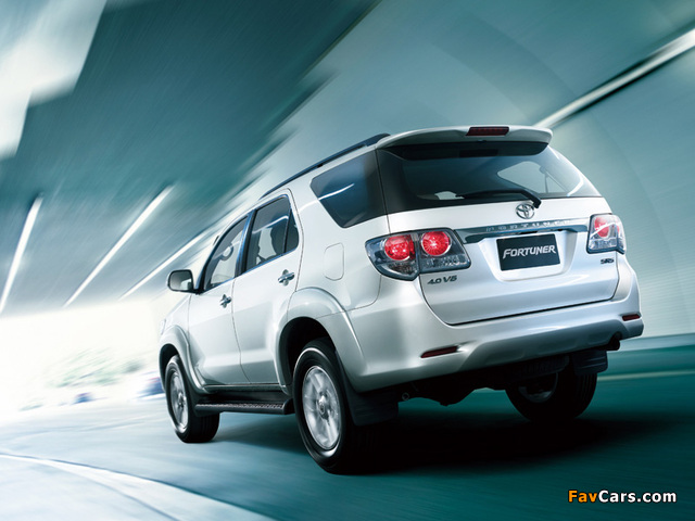 Photos of Toyota Fortuner 2011 (640 x 480)