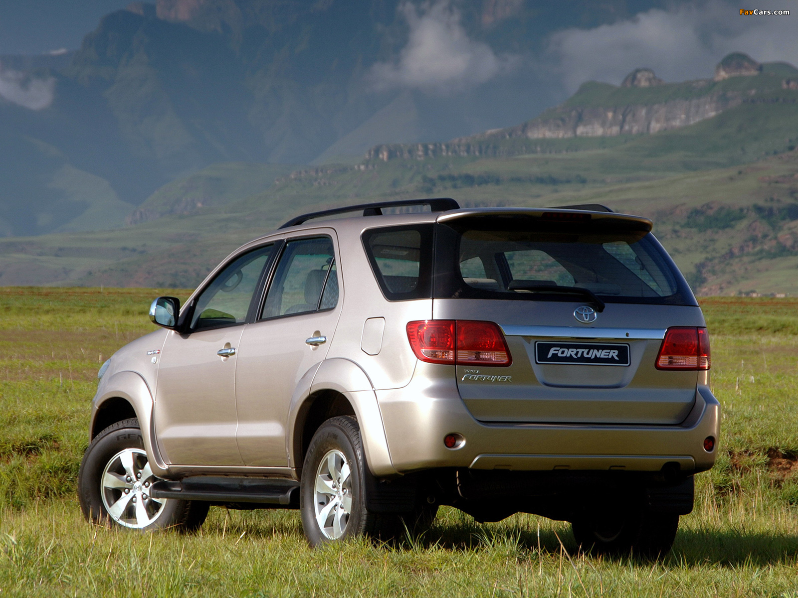 Pictures of Toyota Fortuner ZA-spec 2005–08 (1600 x 1200)