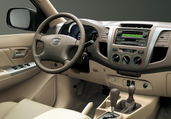 Toyota Fortuner 2005–08 photos