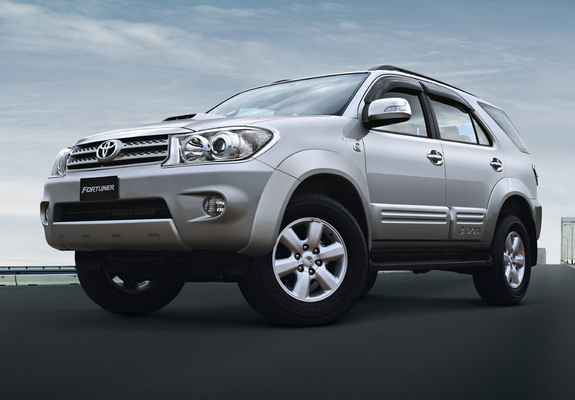 Toyota Fortuner 2008–11 wallpapers