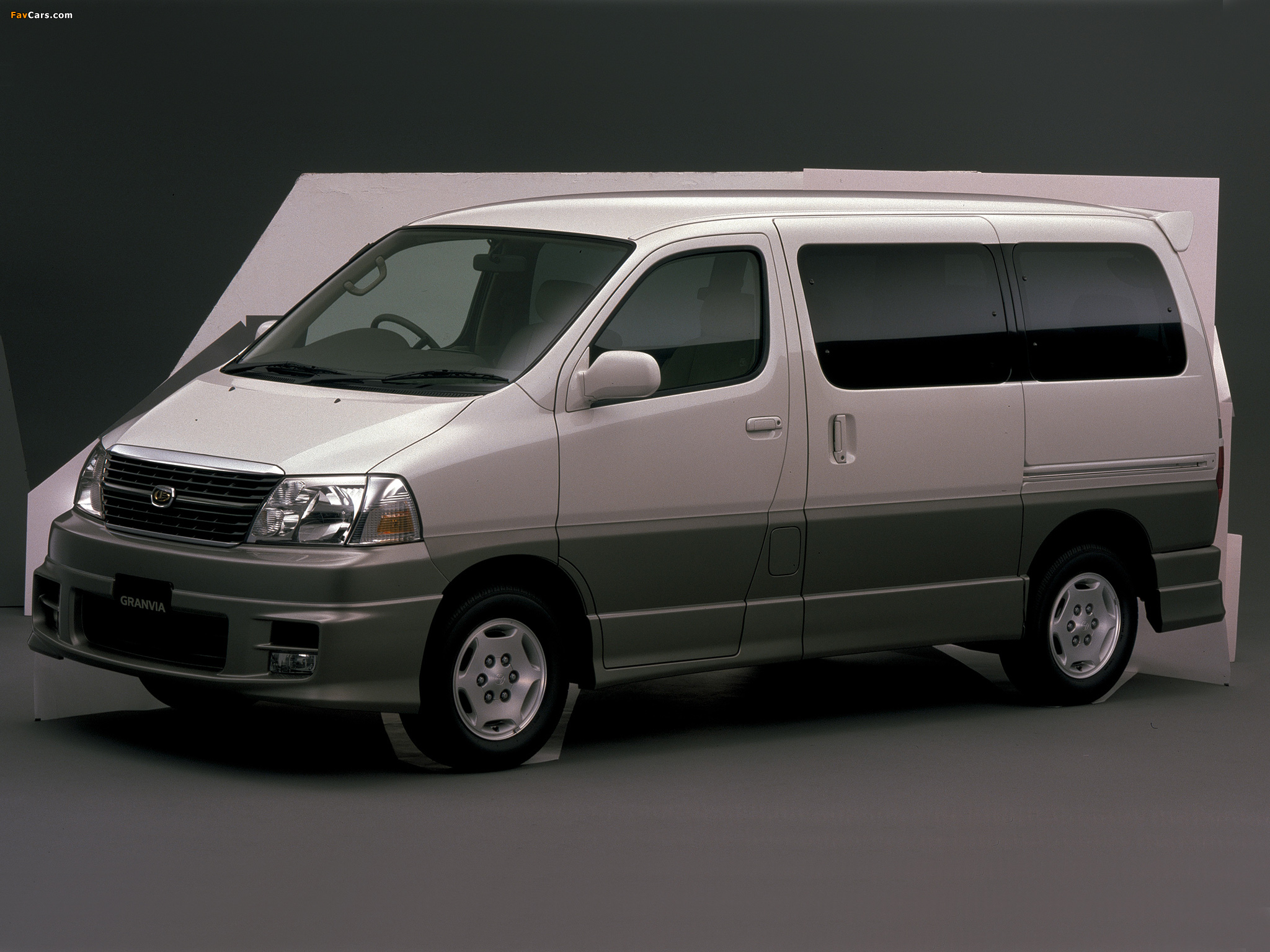 Images of Toyota Granvia 1999–2002 (2048 x 1536)