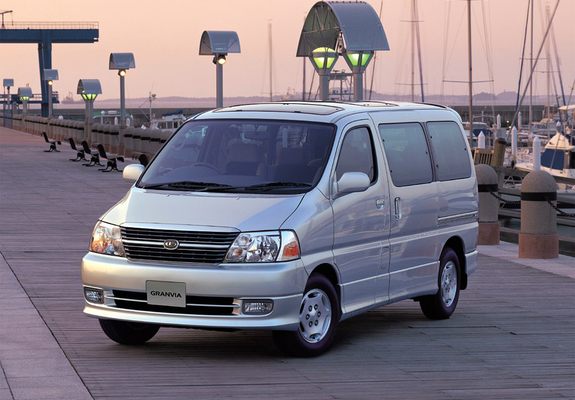 Toyota Granvia 1999–2002 images
