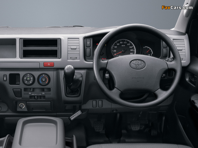 Photos of Toyota Hiace Combi JP-spec 2004–10 (640 x 480)