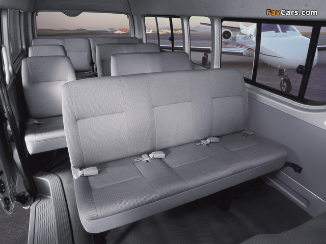 Photos of Toyota Hiace Combi High Roof 2004–10 (640 x 480)