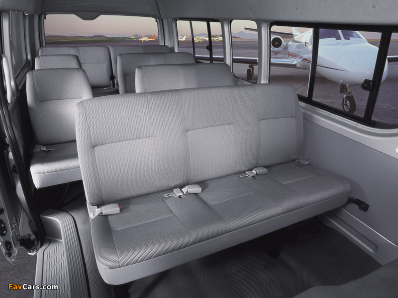 Photos of Toyota Hiace Combi High Roof 2004–10 (800 x 600)