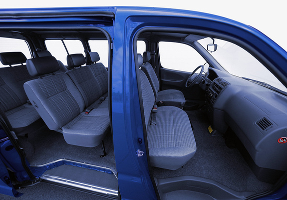 Pictures of Toyota Hiace 1995–2006