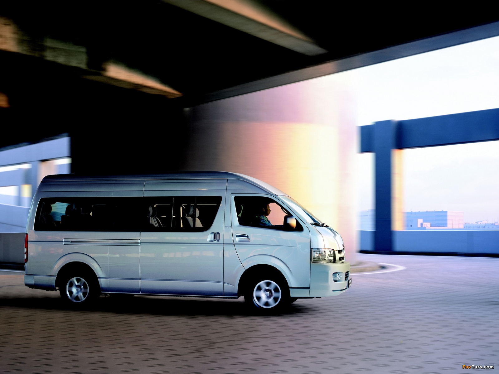 Toyota Hiace Combi High Roof 2004–10 pictures (1600 x 1200)