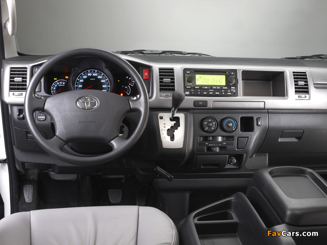 Toyota Hiace Combi High Roof 2010 wallpapers (640 x 480)