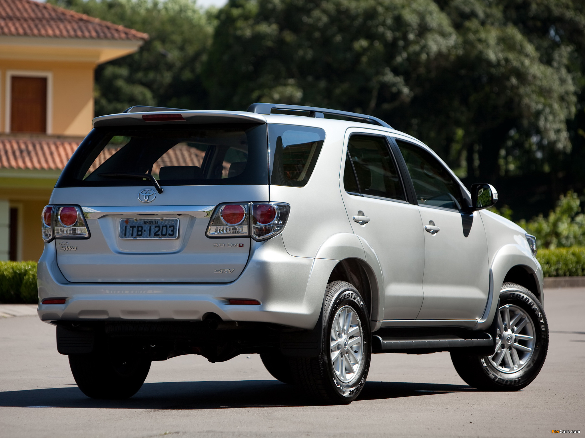 Images of Toyota Hilux SW4 2012 (2048 x 1536)