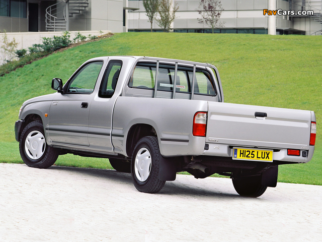 Images of Toyota Hilux Xtra Cab UK-spec 2001–05 (640 x 480)
