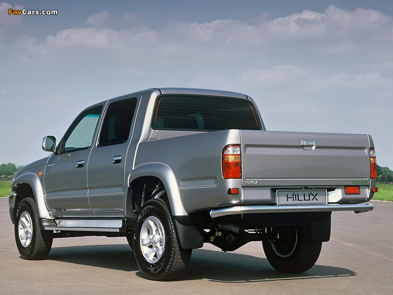 Images of Toyota Hilux Double Cab UK-spec 2001–05 (800 x 600)