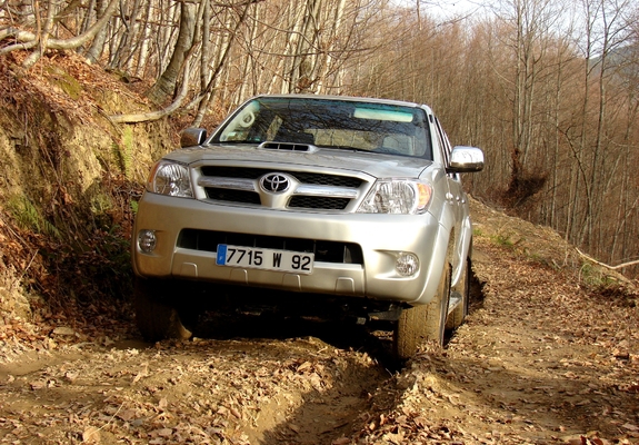 Photos of Toyota Hilux 3.0 4D Turbo Double Cab 2005–08