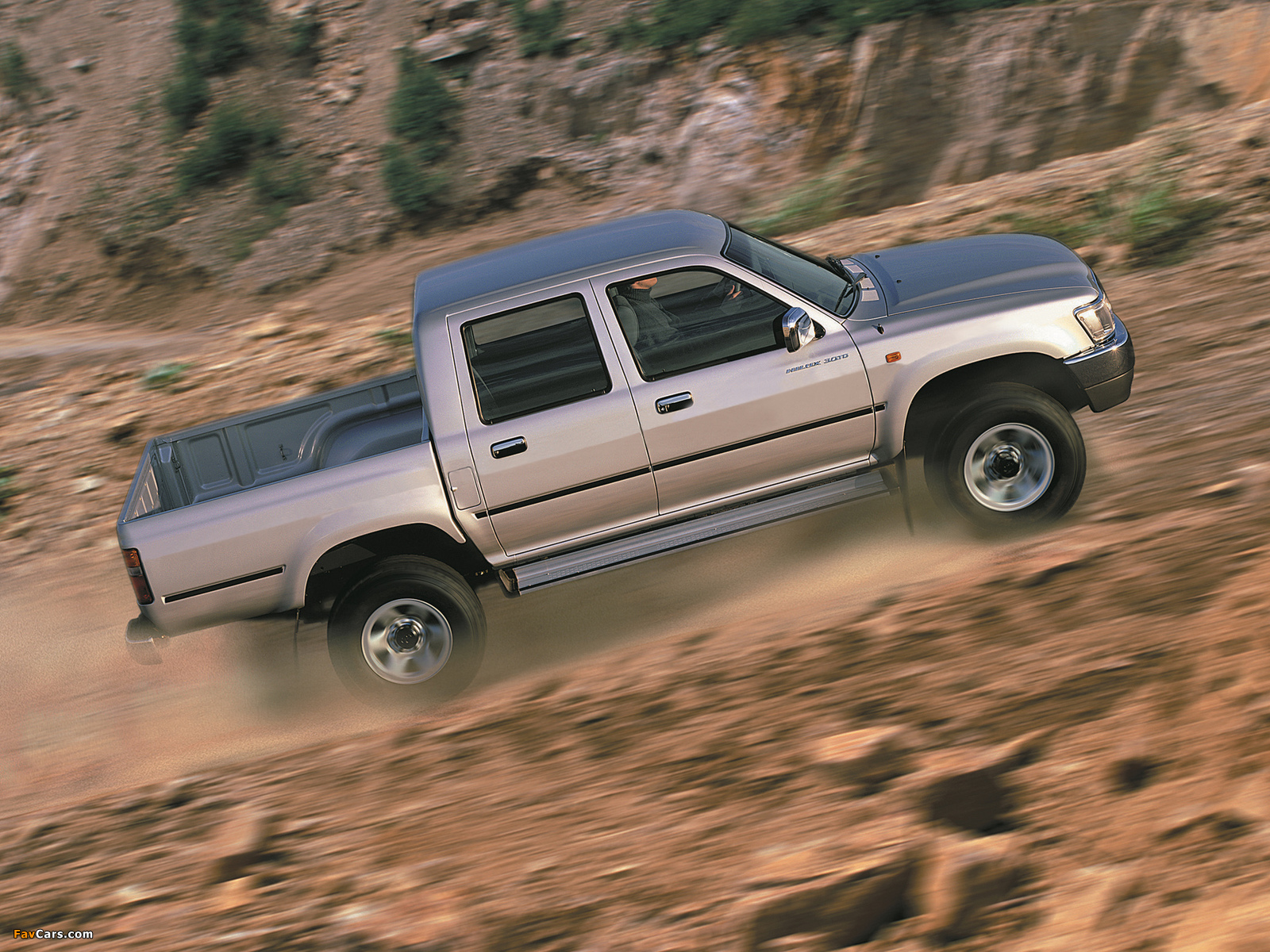 Pictures of Toyota Hilux 3.0 KZ-TE Double Cab 4WD BR-spec 2001–05 (1600 x 1200)