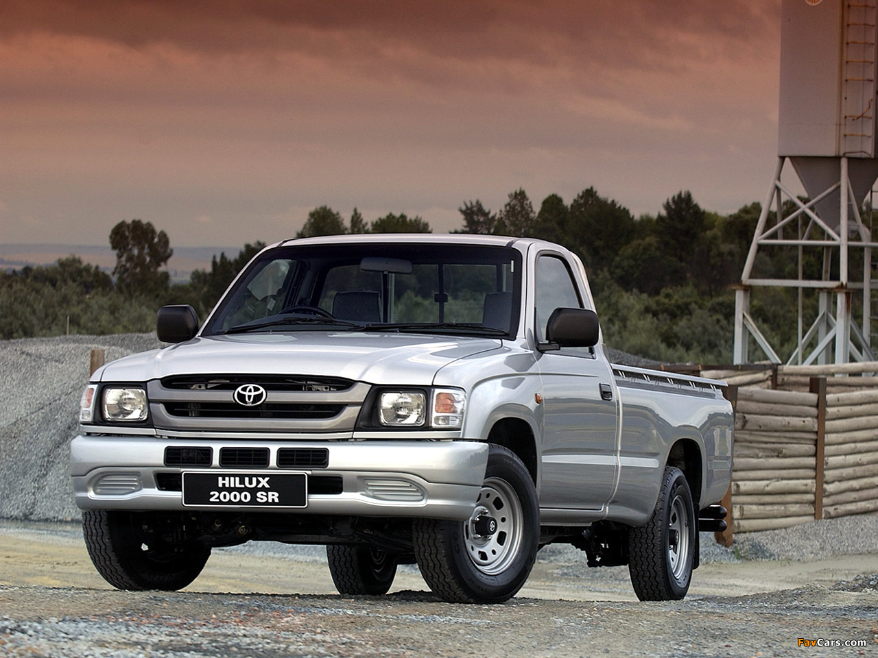 Pictures of Toyota Hilux 2000 SR Single Cab ZA-spec 2001–05 (1280 x 960)