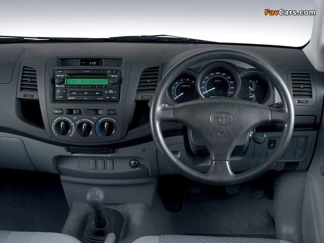 Pictures of Toyota Hilux Single Cab ZA-spec 2005–08 (640 x 480)