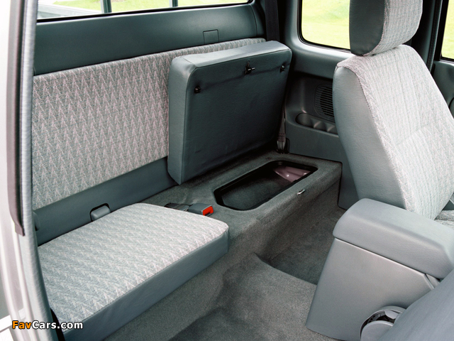 Toyota Hilux Xtra Cab UK-spec 2001–05 images (640 x 480)