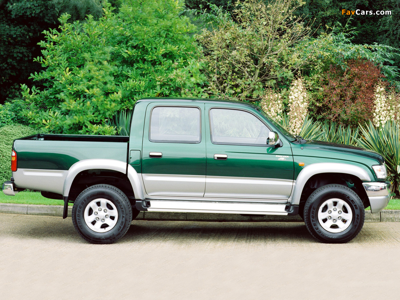 Toyota Hilux Double Cab UK-spec 2001–05 images (800 x 600)