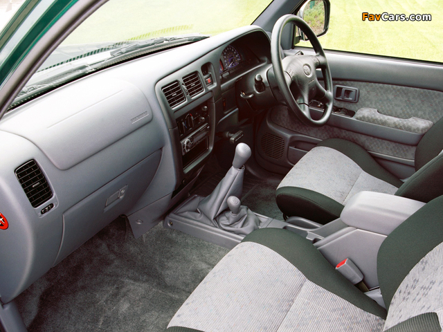 Toyota Hilux Double Cab UK-spec 2001–05 images (640 x 480)