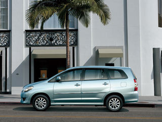 Toyota Innova wallpapers