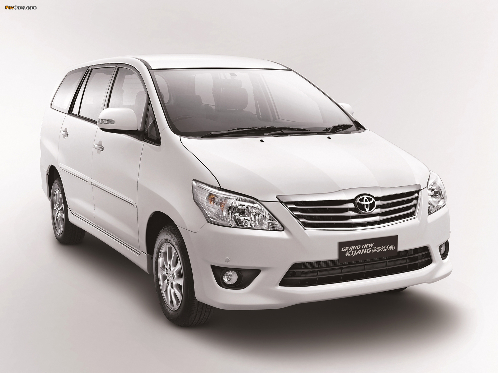 Toyota Grand New Kijang Innova 2011 wallpapers (1600 x 1200)