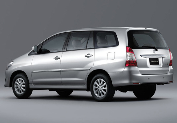Toyota Innova 2011 wallpapers